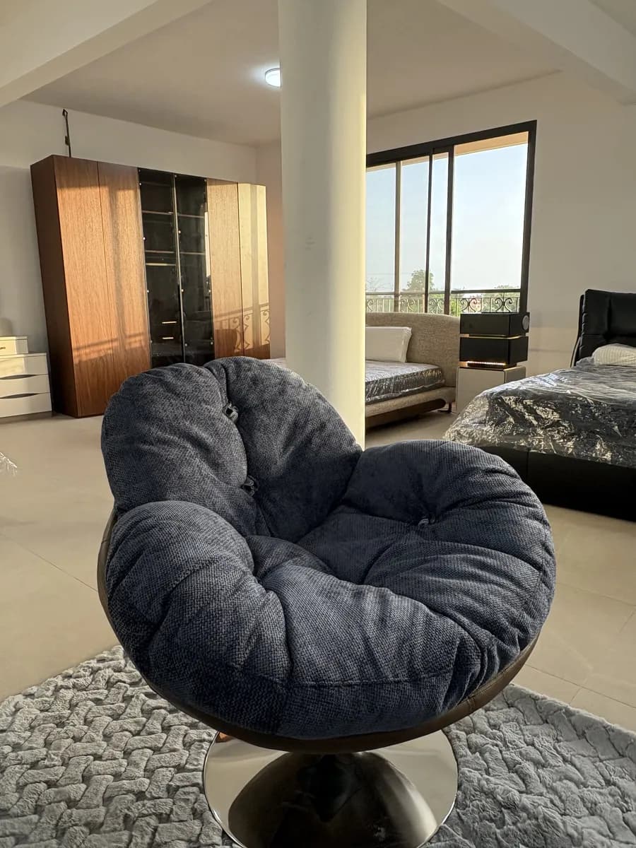Fauteuil cocon dans le showroom DECODELUXE