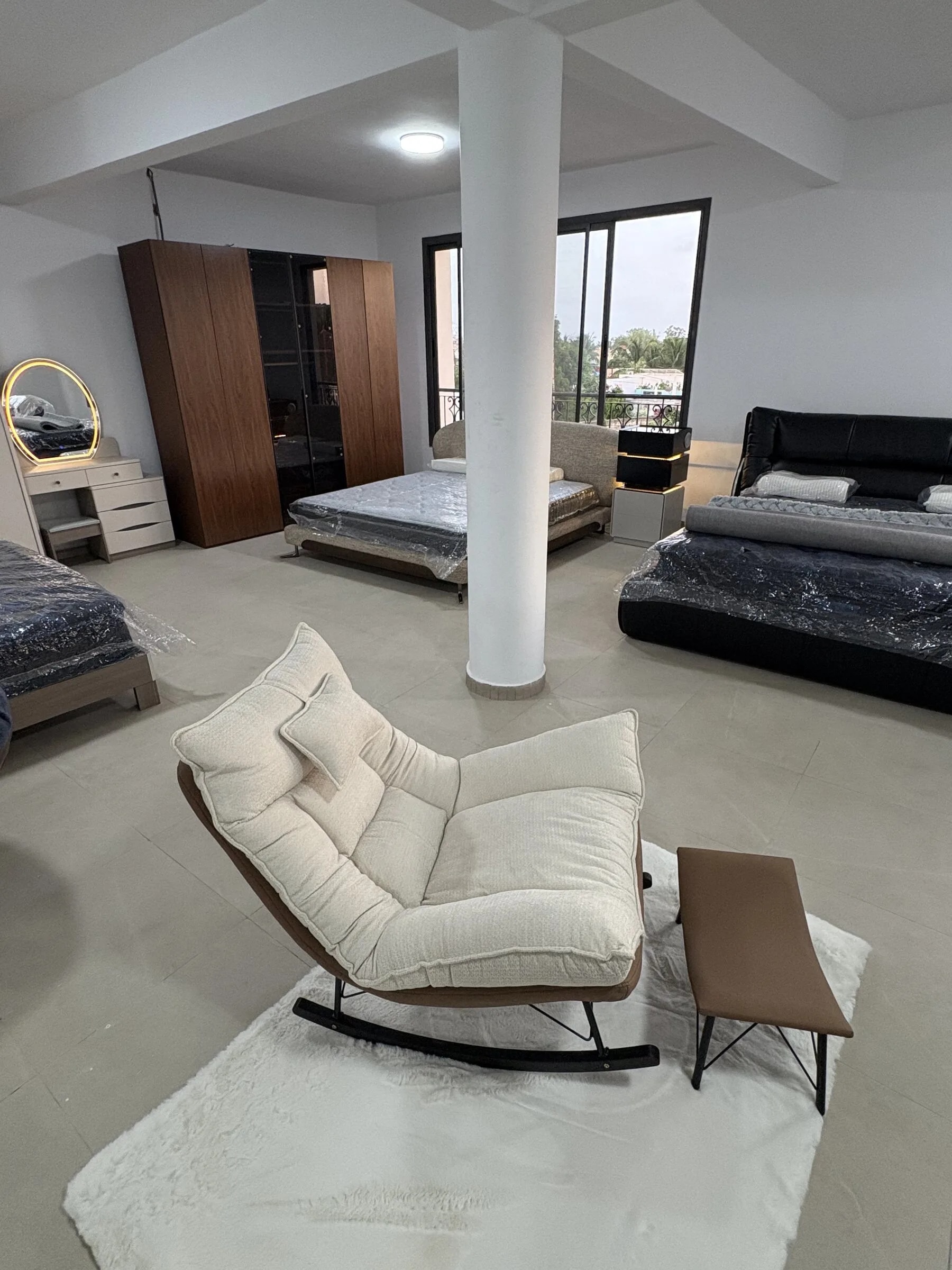 Showroom DECODELUXE, fauteuil à bascule crème