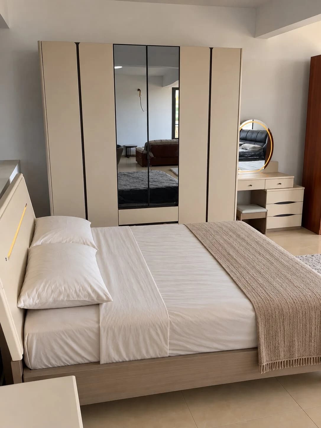 Chambre complète ivoire avec lit, armoire à portes miroir et coiffeuse